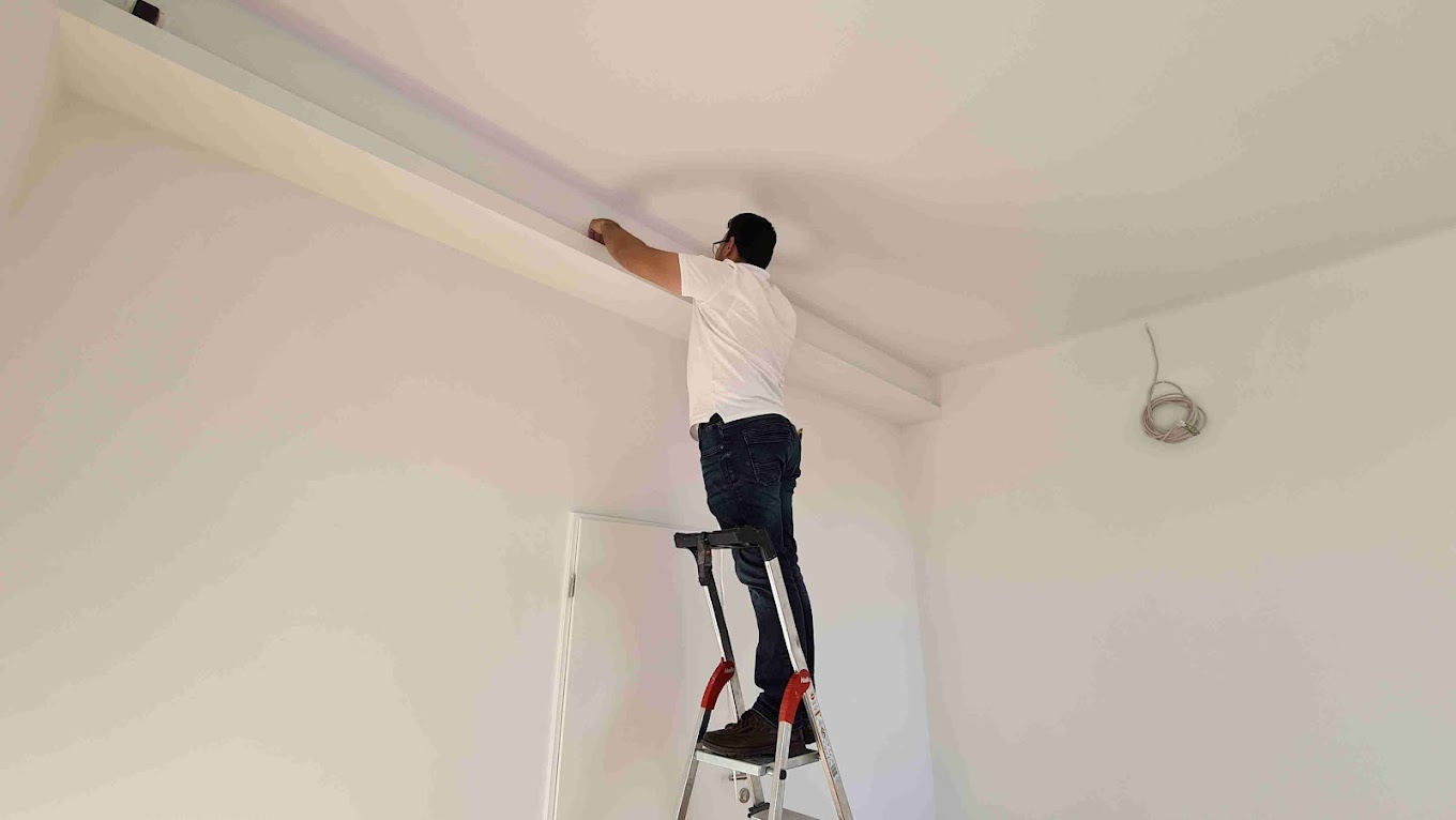 Feinarbeit beim Trockenbau in Gernsbach – LED-Leiste wird an der abgehängten Decke angebracht