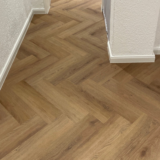 Charakterstarker Holzboden mit natürlicher Maserung – fachgerechte Verlegung durch Bodenleger Karlsruhe für Altbausanierungen.